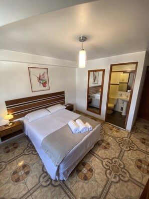 Double Room | Bathroom | Shower, rainfall showerhead, free toiletries, hair dryer - Lunandina (Independencia)