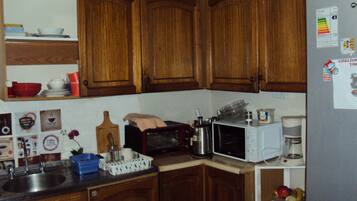 Lemari es, microwave, oven, dan kompor