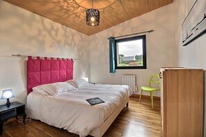 3 室のベッドルーム、デスク、アイロン / アイロン台、旅行用ベビーベッド