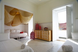 Free cots/infant beds, free WiFi, bed sheets -  Aloha Beach House H (Cascais)