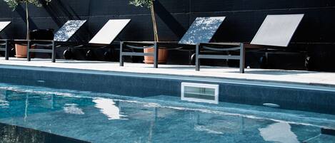 Hồ bơi ngoài trời phục vụ theo mùa