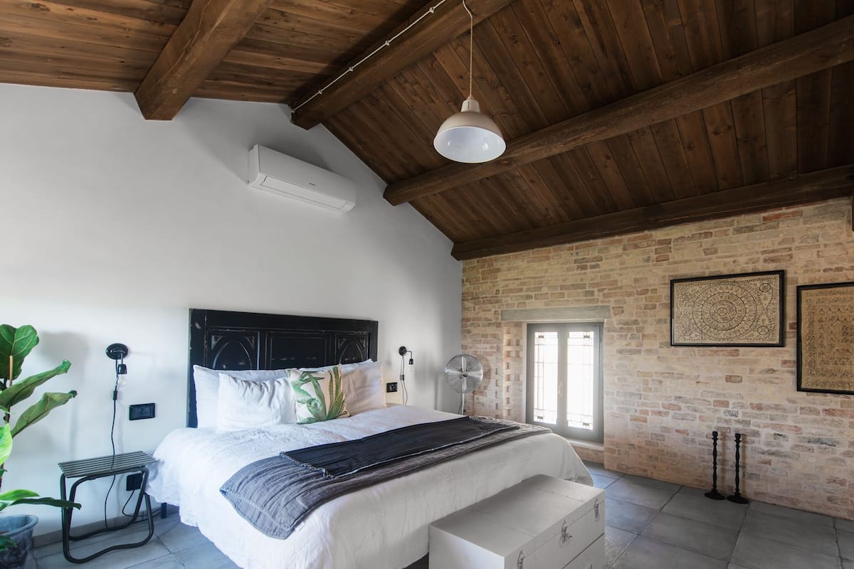 1 bedroom, Egyptian cotton sheets, premium bedding, down duvets