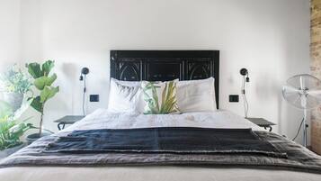 1 bedroom, Egyptian cotton sheets, premium bedding, down duvets