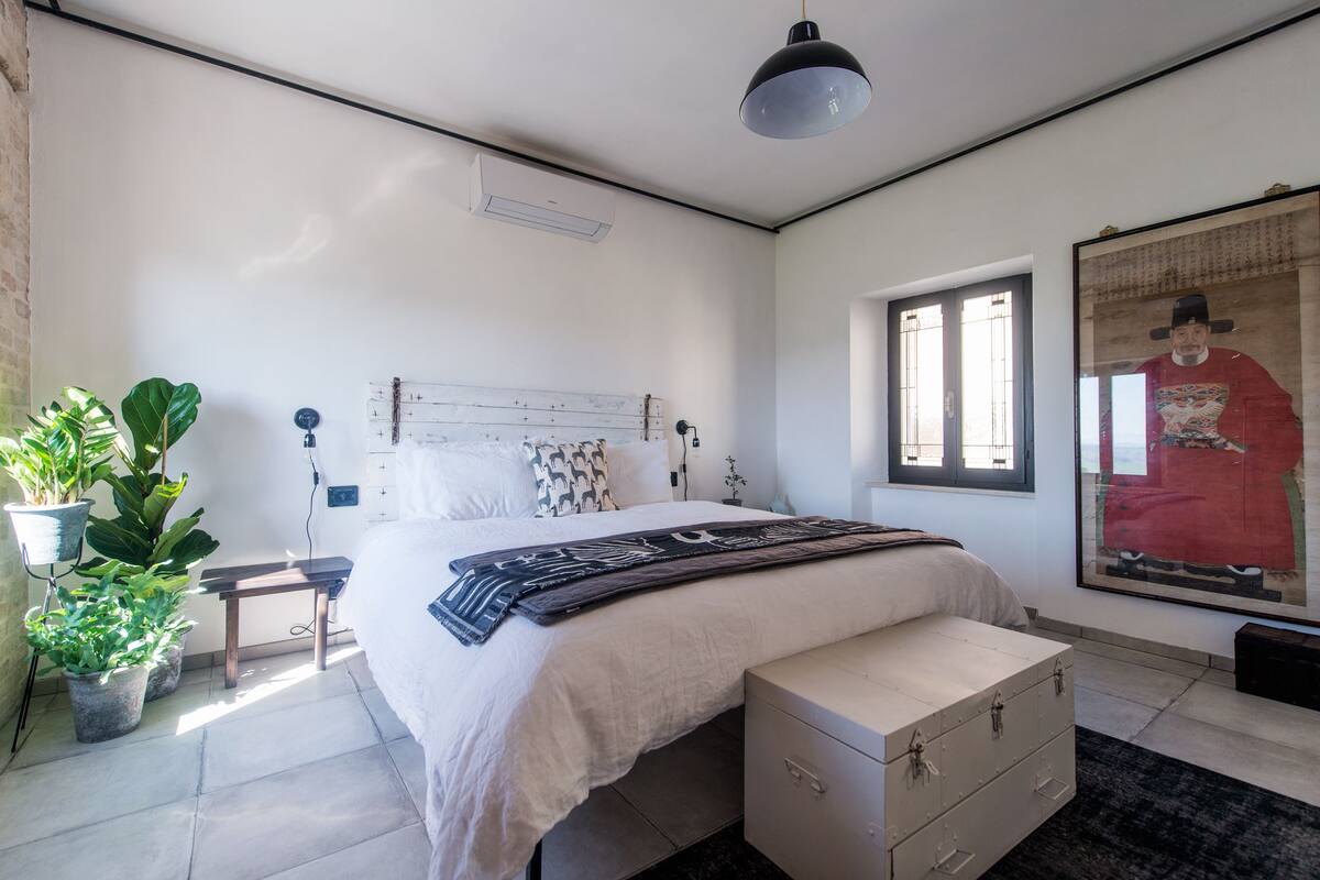 1 bedroom, Egyptian cotton sheets, premium bedding, down duvets