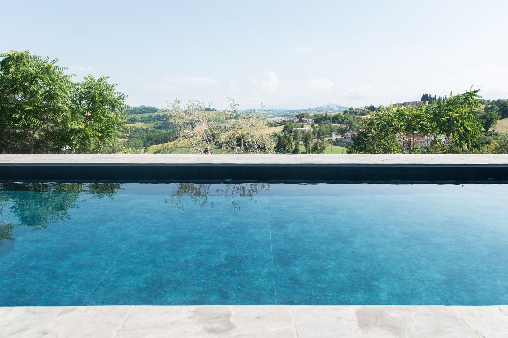 Una piscina al aire libre de temporada