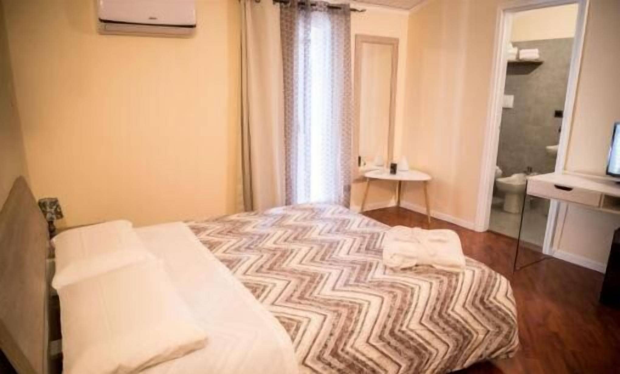 Bureau, rideaux occultants, Wi-Fi gratuit, draps fournis