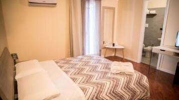 Escritorio, cortinas blackout, wifi gratis y ropa de cama