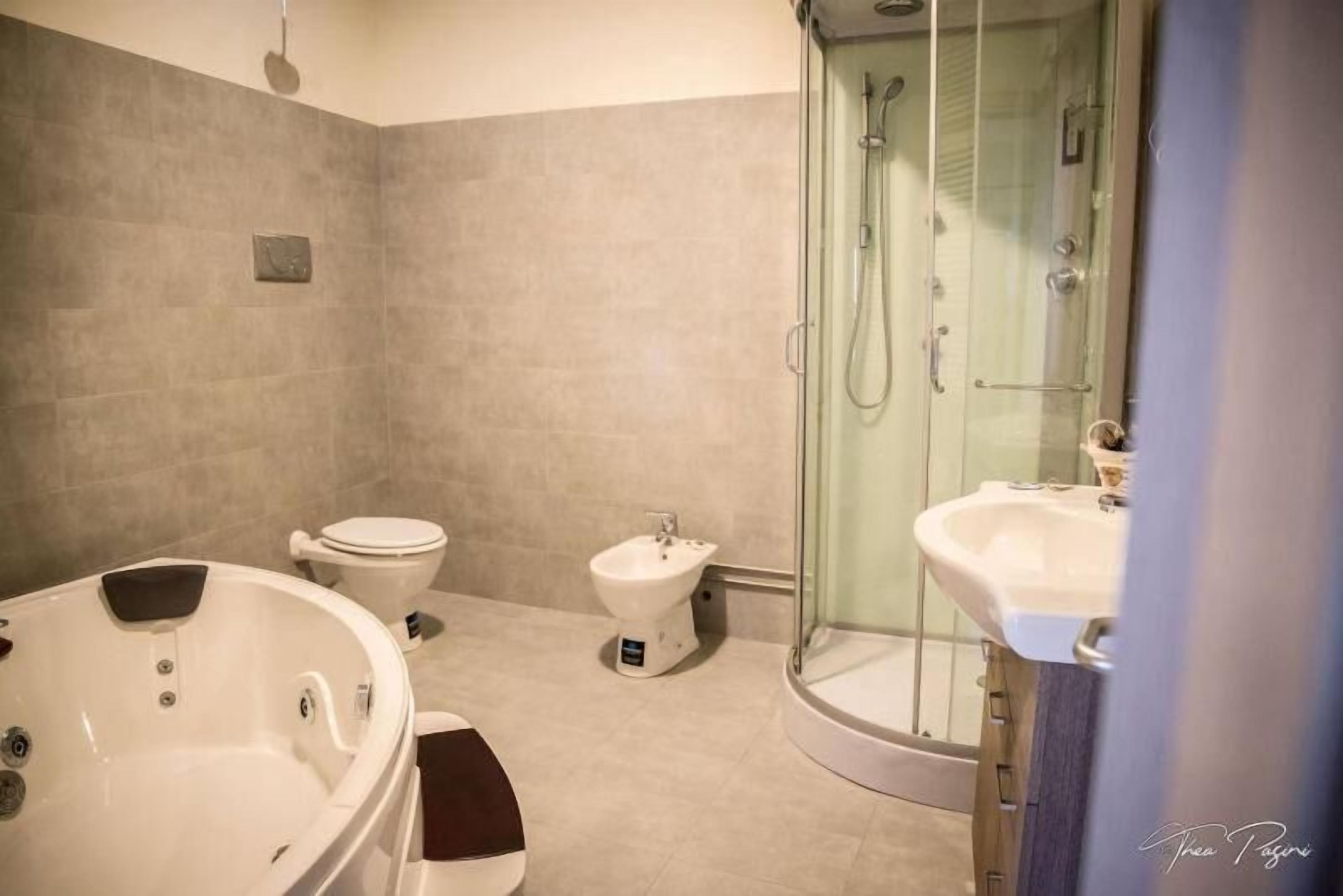 Dusche, kostenlose Toilettenartikel, Haartrockner, Bidet