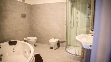 Dusche, kostenlose Toilettenartikel, Haartrockner, Bidet