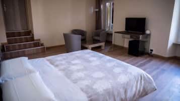 Escritorio, cortinas blackout, wifi gratis y ropa de cama