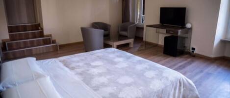 Suite, Jetted Tub | Desk, blackout curtains, free WiFi, bed sheets