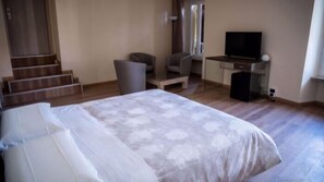 Suite, bubbelbad | Een bureau, verduisterende gordijnen, gratis wifi, beddengoed