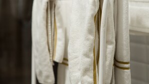 Ein Badezimmer mit weißen Handtüchern an einem Handtuchhalter.