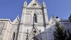 Eine gotische Kathedrale mit einem markanten Glockenturm und aufwendigen Steinschnitzereien.