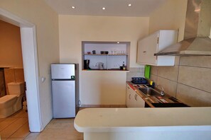 Fridge, microwave, oven, coffee/tea maker