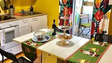 Fridge, oven, stovetop, coffee/tea maker