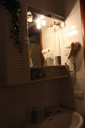 Douche, sèche-cheveux, bidet, serviettes fournies