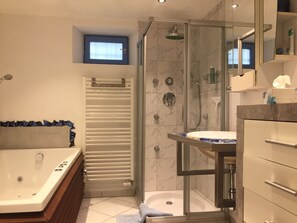 Gratis toiletartikelen, een haardroger, handdoeken