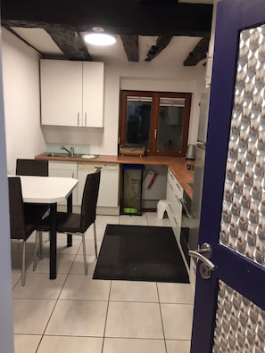 Microondas, lavavajillas, cafetera o tetera y utensilios de cocina