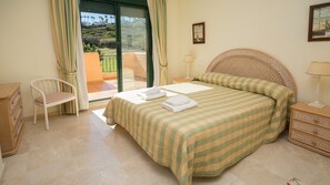 2 slaapkamers, een strijkplank/strijkijzer, gratis wifi, beddengoed