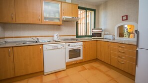 Een koelkast, een microgolfoven, een oven, een vaatwasser