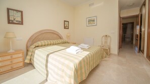 2 chambres, fer et planche à repasser, Wi-Fi gratuit, draps fournis