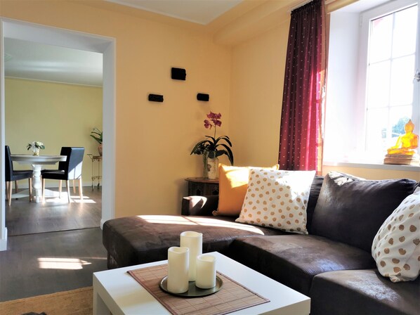 40-inch flat-screen TV with satellite channels, TV - Spilburg Apartments (Wetzlar)