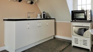 Coffee/tea maker, fridge, microwave, oven - Spilburg Apartments (Wetzlar)