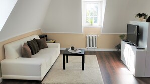 40-inch flat-screen TV with satellite channels, TV - Spilburg Apartments (Wetzlar)