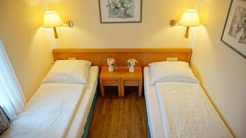 Minibar, Schreibtisch, kostenloses WLAN, Bettwäsche