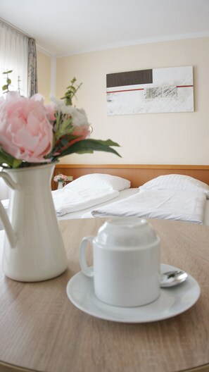 Double Room | Minibar, desk, free WiFi, bed sheets - Hotel Opal (Laatzen)