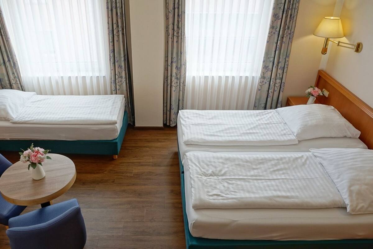 Dreibettzimmer | Minibar, Schreibtisch, kostenloses WLAN, Bettwäsche