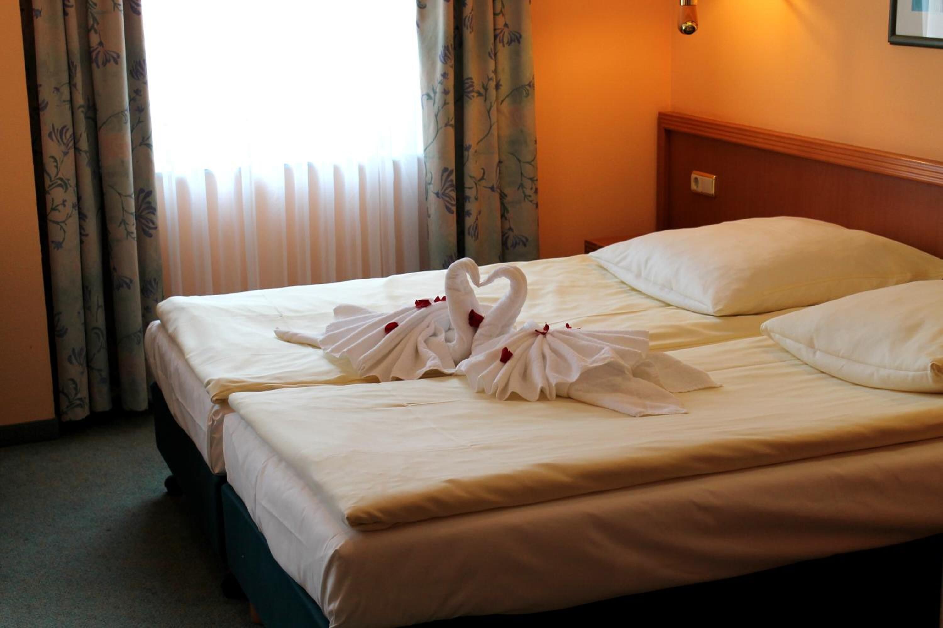 ميني بار ومكتب وواي فاي مجانًا وملاءات أسرّة