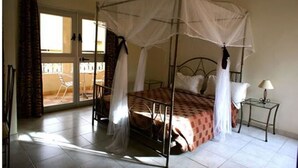 Unclassified image, 4 of 13, button - Villa Rosa (Dakar)