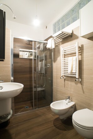 Haartrockner, Handtücher, Toilettenpapier