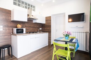 Kühlschrank, Mikrowelle, Herdplatte, Wasserkocher mit Kaffee-/Teezubehör