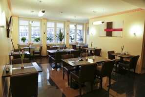 Daily buffet breakfast for a fee - Hotel City Panorama (Hannover)