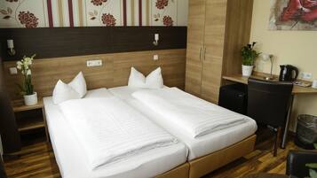 Doppel- oder Zweibettzimmer | Minibar, Schreibtisch, Verdunkelungsvorhänge, schallisolierte Zimmer