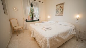 1 chambre, fer et planche à repasser, draps fournis