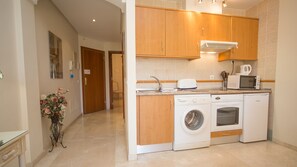 Een koelkast, een microgolfoven, een oven