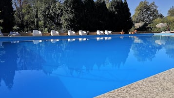 Piscina externa sazonal