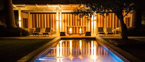 Piscine extérieure, chaises longues