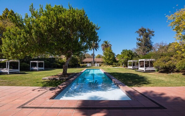 Utendørsbasseng og solsenger