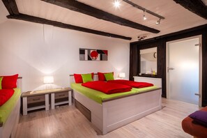 1 soveværelse, pengeskab på værelset, strygejern/strygebræt