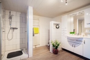 Een douche, een haardroger, badjassen, handdoeken