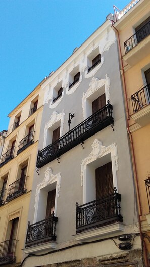 Vista frontal de la propiedad