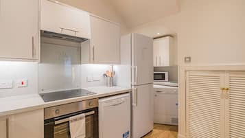Apartment | Private kitchen | Full-sized fridge, microwave, oven, stovetop