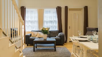 Apartment | Living area | Flat-screen TV