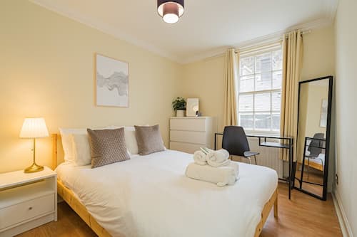 Appartement | 2 chambres, décor unique, ameublement unique, bureau