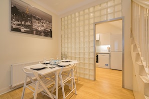 Apartment | Living area - 2 Bed Grassmarket Apartment (Edinburgh)